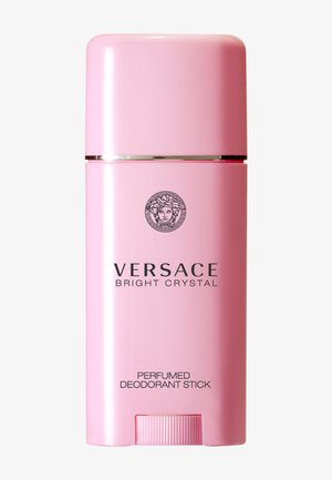 Stick deodorante cilindrico rosa con finitura plastica lucida. Presenta dettagli argento e un logo di Medusa al centro. Il testo recita "VERSACE BRIGHT CRYSTAL."