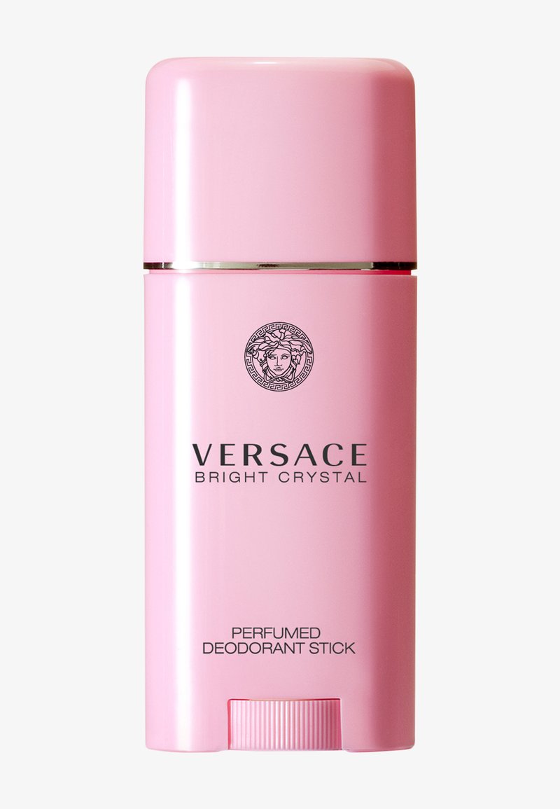 Rosa, zylindrischer Deodorant-Stick mit glänzendem Kunststofffinish. Verfügt über silberne Akzente und ein Medusa-Logo in der Mitte. Text lautet "VERSACE BRIGHT CRYSTAL."