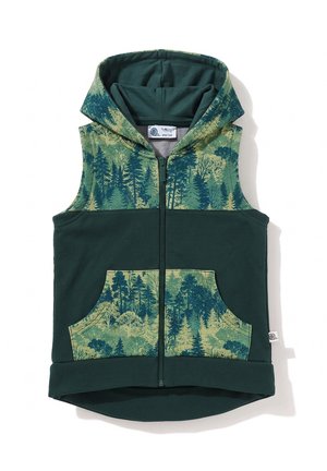 Dziecięca bezrękawnikowa kamizelka z kapturem na suwak, w ciemnozielonym kolorze z wzorem leśnych drzew na kapturze, górnej części klatki piersiowej i przednich kieszeniach.