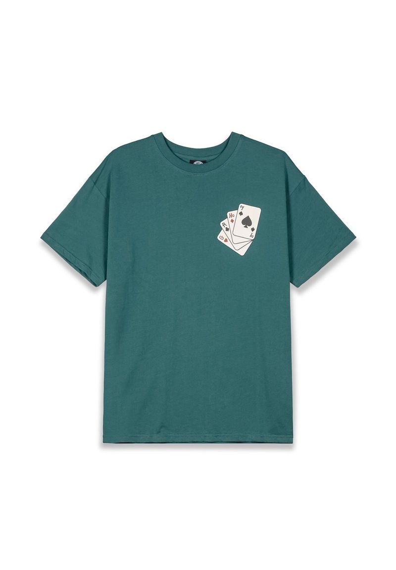 Camiseta de algodón color teal con mangas cortas que presenta un diseño impreso de tres cartas de juego en la esquina superior izquierda.