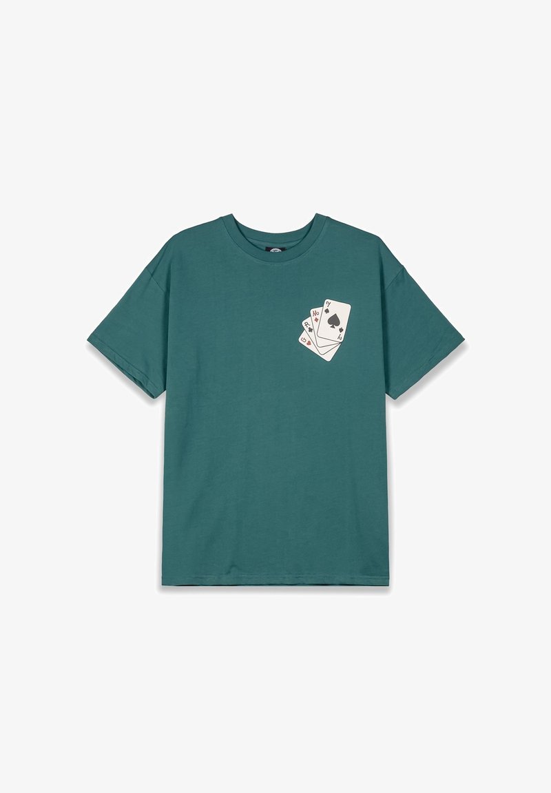 Camiseta de algodón color teal con mangas cortas que presenta un diseño impreso de tres cartas de juego en la esquina superior izquierda.