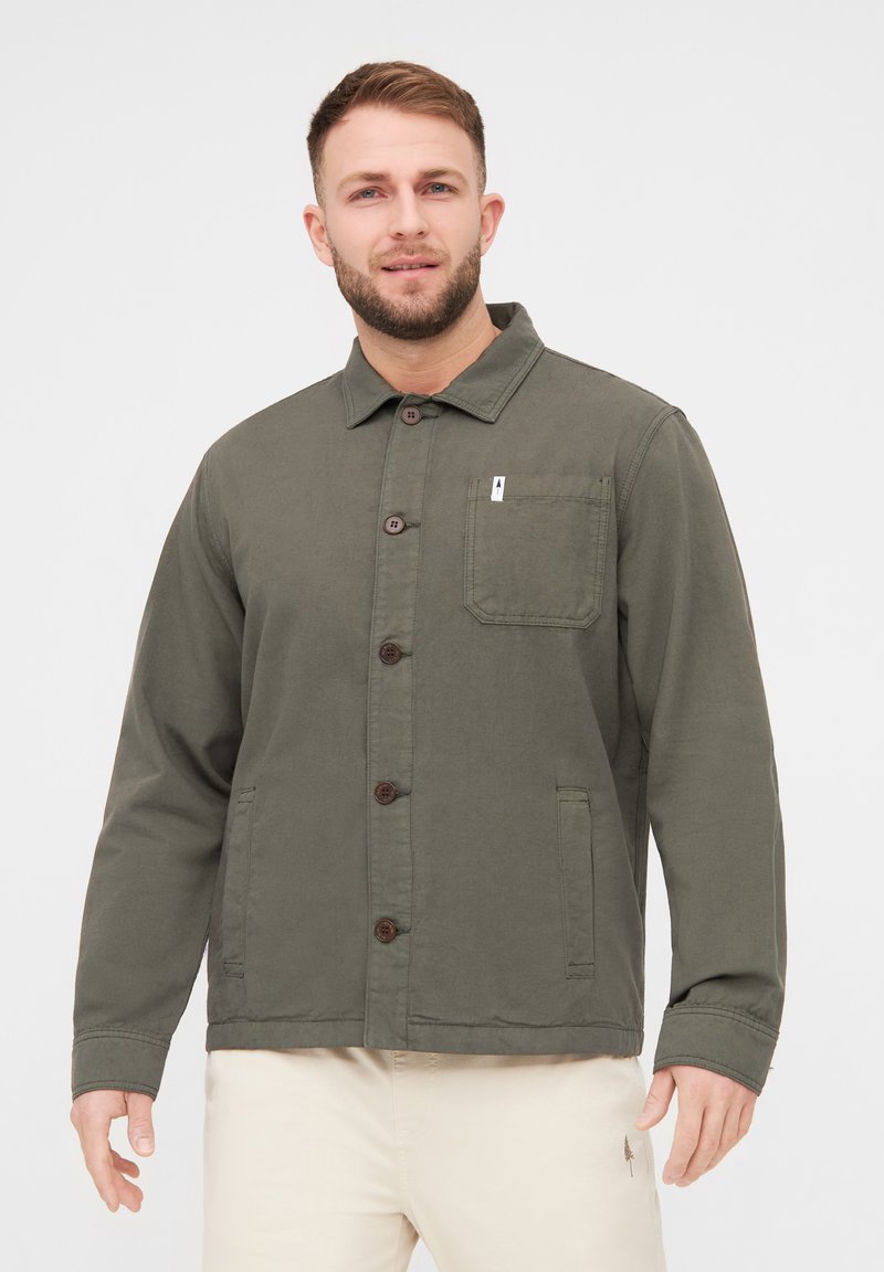 Chaqueta verde oliva hecha de tejido resistente, con cuello tipo solapa, botones frontales, un bolsillo en el pecho y bolsillos laterales.