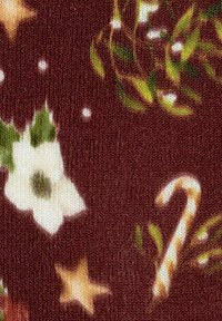 Tessuto bordeaux con un motivo floreale, caratterizzato da fiori bianchi, foglie verdi, stelle dorate e bastoncini di zucchero. Texture morbida, design stagionale.