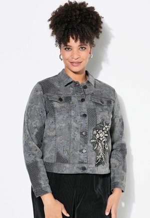 Chaqueta de mezclilla gris con bordados florales, patrones texturizados, cierre de botones y dos bolsillos en el pecho. Diseño detallado con acentos brillantes.