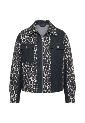 Jeansjacke mit Frontreißverschluss, Leopardenmuster-Einsätzen, kontrastierenden schwarzen Bereichen, mit Knöpfen versehene Brusttaschen und Kragen, auf weißem Hintergrund dargestellt.
