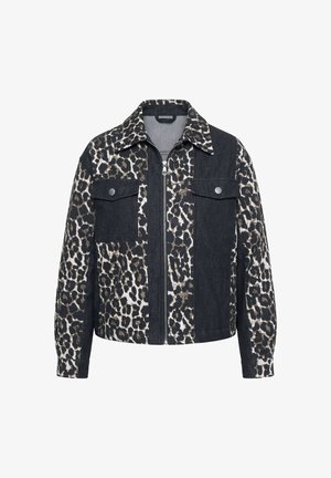 Kurtka dżinsowa z przednim zamkiem błyskawicznym, panelami w panterkę, kontrastującymi czarnymi sekcjami, zapinanymi na guziki kieszeniami na piersi oraz kołnierzem, przedstawiona na białym tle.