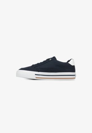 Sneaker in tela blu navy con suola in gomma bianca, dettagli a strisce marroni e blu navy, punta rotonda e sei occhielli per i lacci. Design minimalista.