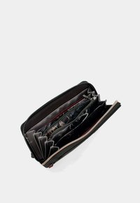 Portafoglio nero con zip, dotato di più scomparti, caratterizzato da un esterno liscio, un interno in tessuto e una foderatura decorativa a fantasia.