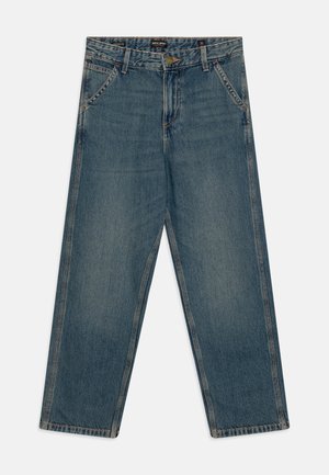 Jean en denim bleu clair avec une coupe straight-leg, comportant cinq poches, une fermeture à bouton et des coutures contrastantes le long des coutures.