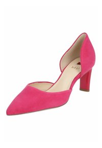 Růžová semišová vysoká bota na podpatku s špičatou špičkou a středně vysokým lesklým červeným podpatkem. Obsahuje design d'Orsay, který odhaluje stranu nohy.