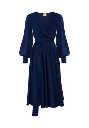 Granatowa sukienka w stylu wrap z długimi balonowymi rękawami, paskiem w talii i zwiewną spódnicą. Wykonana z gładkiego materiału z guzikowymi detalami przy rękawach.