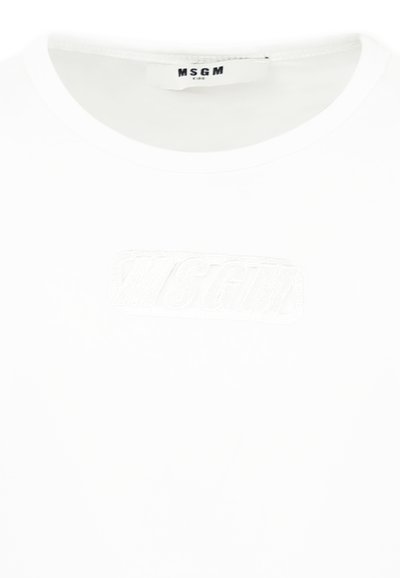 T-shirt bianca con scollo rotondo. Presenta un logo bianco in rilievo "MSGM" sul davanti. Tessuto morbido, design casual.