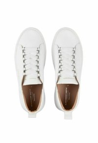 Sneakers bianchi in pelle con lacci piatti, design a punta rotonda e un logo discreto sul lato. Texture liscia e stile minimalista.