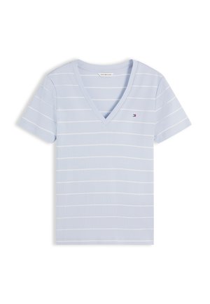 Jasnoniebieska koszulka z dekoltem w serek, z cienkimi białymi poziomymi paskami i małym logo Tommy Hilfiger na lewej piersi.