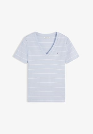 Jasnoniebieska koszulka z dekoltem w serek, z cienkimi białymi poziomymi paskami i małym logo Tommy Hilfiger na lewej piersi.