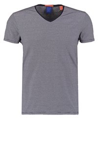 Gråstribet kortærmet t-shirt med v-udskæring, der har en subtil tekstur og kontrasterende mørk kant ved udskæringen. Etiketten er synlig indeni.