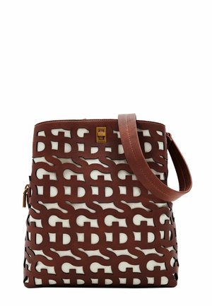 Sac bandoulière en cuir marron avec un motif répétitif d'entrelacs "D" et "T" sur fond blanc et une fermeture à bouton doré.