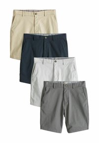 Cuatro pares de pantalones cortos apilados. Colores: beis, marino, gris claro y gris oscuro. Cada uno tiene presillas para cinturón, bolsillos y un cierre de botón.