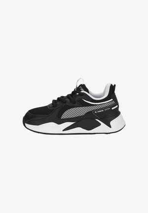 Scarpe sportive in bianco e nero con tomaia in mesh, pannelli testurizzati e suola spessa con un design grafico sul lato.