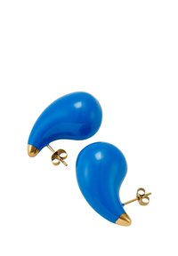 Blauwe plastic oorbellen met een gladde, glanzende afwerking, met een gouden accenten in de vorm van een punt aan de onderkant. Lichtgewicht en druppelvormig ontwerp.