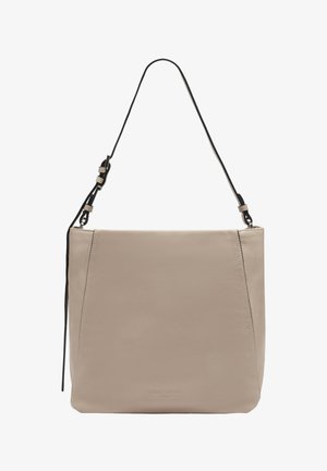 Beige Leder-Umhängetasche mit glatter Textur, ausgestattet mit einem schwarzen verstellbaren Träger und minimalistischem Design. Logo eingeprägt auf der Vorderseite.