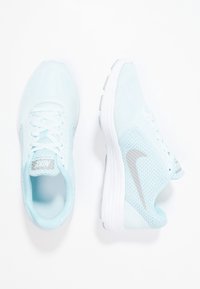 Světle modré síťované běžecké boty s bílými plastovými podešvemi a šedými akcenty. Obsahují šněrovací uzávěr a polstrovaný límec pro pohodlí.