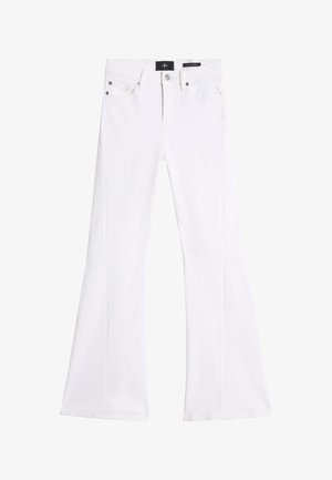 Jeans blancs évasés en denim, dotés d'une fermeture à boutons, de cinq poches et de rivets en métal argenté. Texture lisse avec des coutures surpiquées.