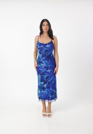Robe maxi de maternité en imprimé fleuri bleu, avec des bretelles fines, un corsage ajusté, une longue jupe et des fentes latérales pour plus de liberté de mouvement.