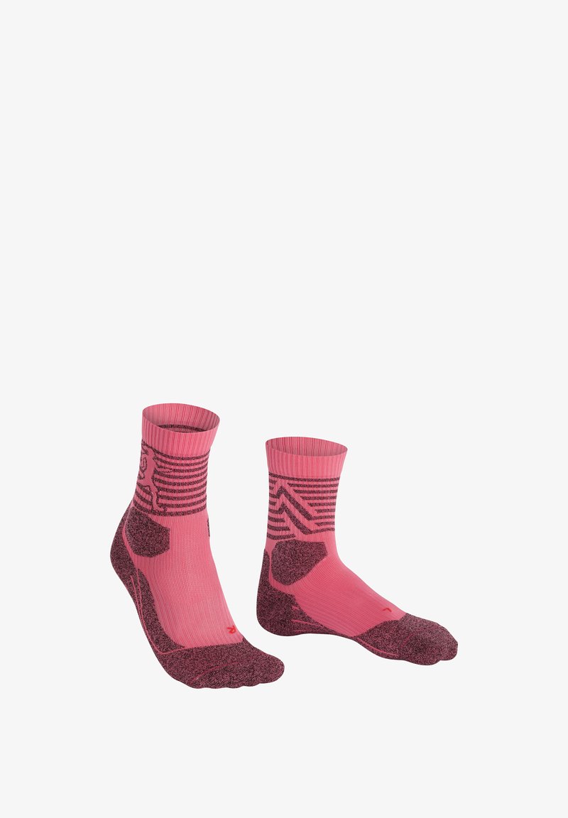 Chaussettes roses avec un design rayé et des accents texturés, dotées de zones de talon et de orteil renforcées pour plus de durabilité.