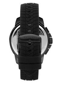 Cinturino in gomma nera con motivo a scanalature di pneumatici, fibbia in acciaio inox con incisione "Maserati", e design della cassa rotonda.