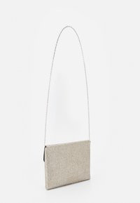 Clutch bag metálico plateado con textura trenzada, que presenta una correa delgada en forma de cadena y una forma rectangular, adecuada para ocasiones nocturnas.
