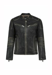 Czarna skórzana kurtka z zapięciem na zamek z przodu, dwiema kieszeniami na zamek na klatce piersiowej, prążkowanymi detalami na rękawach oraz kontrastowymi przeszyciami.