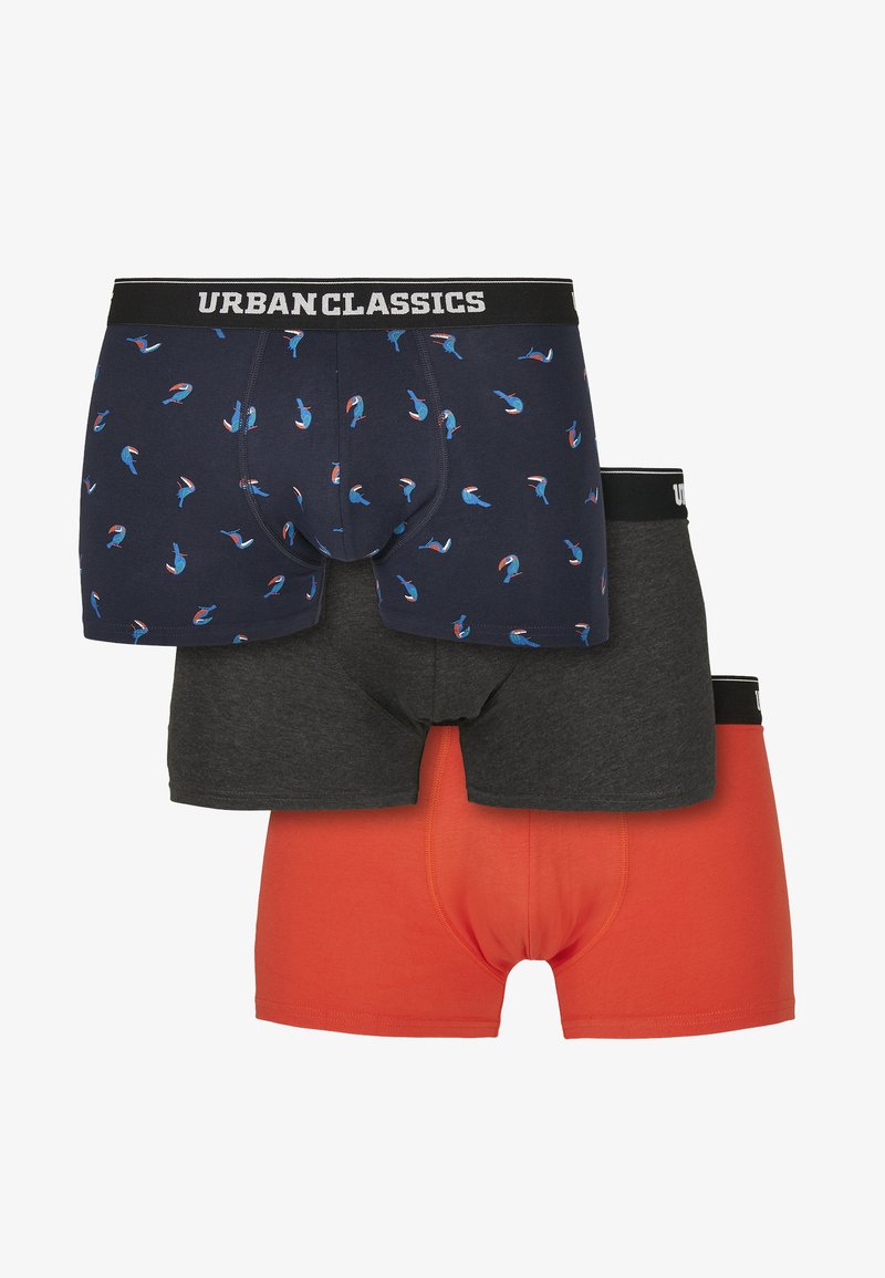 Tre paia di boxer: uno navy con un motivo di uccelli ripetuto, uno grigio antracite e uno arancione brillante; tutti con bande in vita nere con logo.