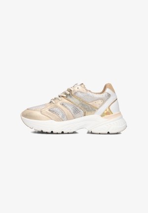 Beige sportieve schoenen met metallic accenten, netdetails en een dikke witte zool. Voorzien van een gevoerde kraag en veters voor een veilige pasvorm.