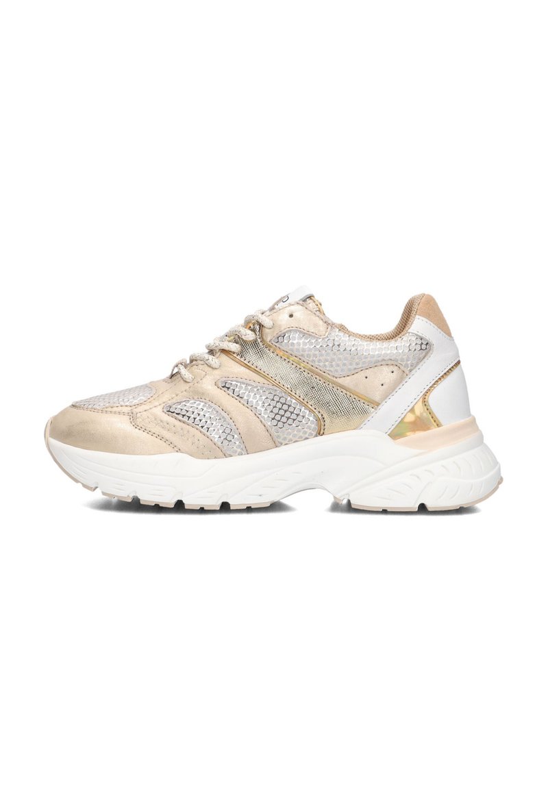 Beige sportieve schoenen met metallic accenten, netdetails en een dikke witte zool. Voorzien van een gevoerde kraag en veters voor een veilige pasvorm.