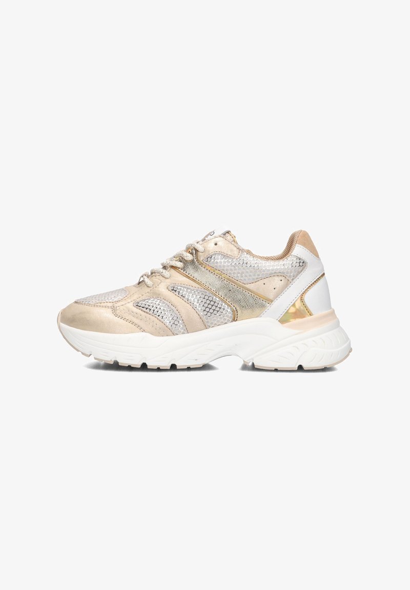 Beige sportieve schoenen met metallic accenten, netdetails en een dikke witte zool. Voorzien van een gevoerde kraag en veters voor een veilige pasvorm.