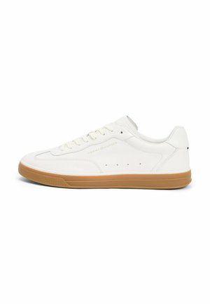 Weißer Sneaker mit niedrigem Schaft, Gummisohle, Schnürverschluss und "Tommy Hilfiger"-Logo an der Seite.