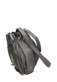 Grijze leren tas met een zachte, gestructureerde afwerking, met een slappe vorm en een platte, verstelbare schouderband. Inclusief subtiele metalen accenten.