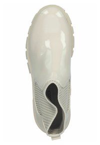 Světle béžové lakované kotníkové boty s elastickými bočními panely, kulatou špičkou a silnou gumovou podešví. Texturovaná látka po stranách, minimalistický design.