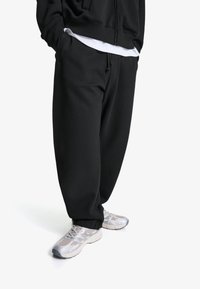 Bershka BALLOON - Jogginghose - black