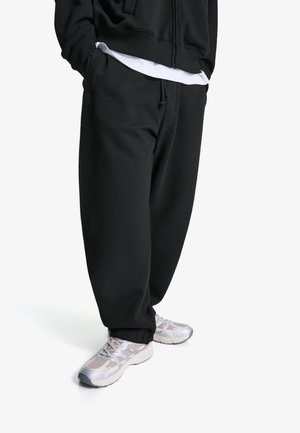 Bershka BALLOON - Tracksuit bottoms - black