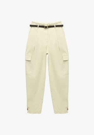 Lichtbeige cargobroek met een hoge taille, geplooide voorkant en zijzakken. Inclusief een zwarte riem met een gouden gesp en manchetten.