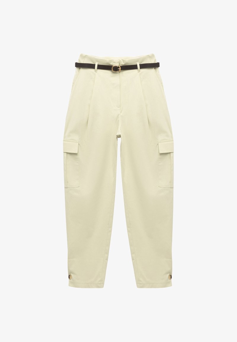 Pantalons cargo beige clair à taille haute, avec un devant plissé et des poches latérales. Comprend une ceinture noire avec une boucle dorée et des détails de bracelets.