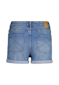 Shorts in denim azzurro chiaro con orlo arrotolato, dotati di due tasche posteriori e una patch in pelle marrone con il marchio sulla cintura.