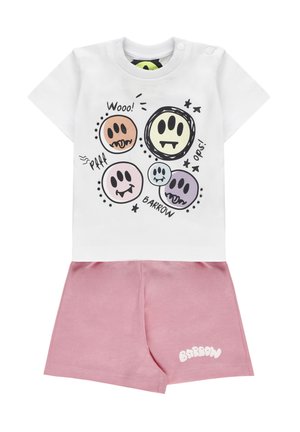 Maglietta bianca a maniche corte con disegni colorati di volti sorridenti e scritte, abbinata a pantaloncini rosa con il logo bianco "Barrow".