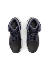 Czarno-granatowe buty trekkingowe mają gładką cholewkę, wyściełany kołnierz, szaro-meshową podszewkę oraz trwałą gumową podeszwę z teksturowanym bieżnikiem.