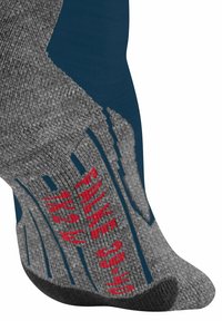 Calzino lavorato a maglia con un design grigio e blu, con accenti texturizzati e lettering rosso sui lati. La forma è strutturata per una vestibilità aderente.