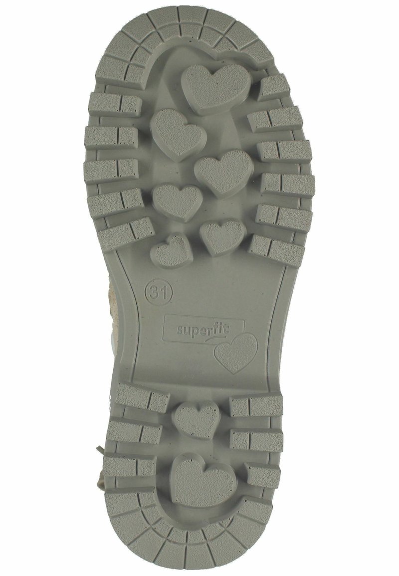 Graue Gummi-Schuhsohle mit herzförmigen Profilmustern, strukturierten Oberflächen und gerippten Kanten. Markierungen umfassen die Größe "31" und die Marke "superfit."
