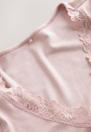 Miękki różowy prążkowany materiał z delikatną koronkową lamówką wzdłuż dekoltu. Gładka tekstura z subtelnym połyskiem, ozdobiona koronką o falowanych krawędziach.