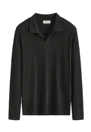 Polo noir à manches longues avec de discrètes rayures verticales texturées et un col ouvert, posé à plat.